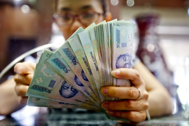 Tiền “rẻ” chưa từng có, dân Việt đổ xô đầu tư chứng khoán - Ảnh 1.