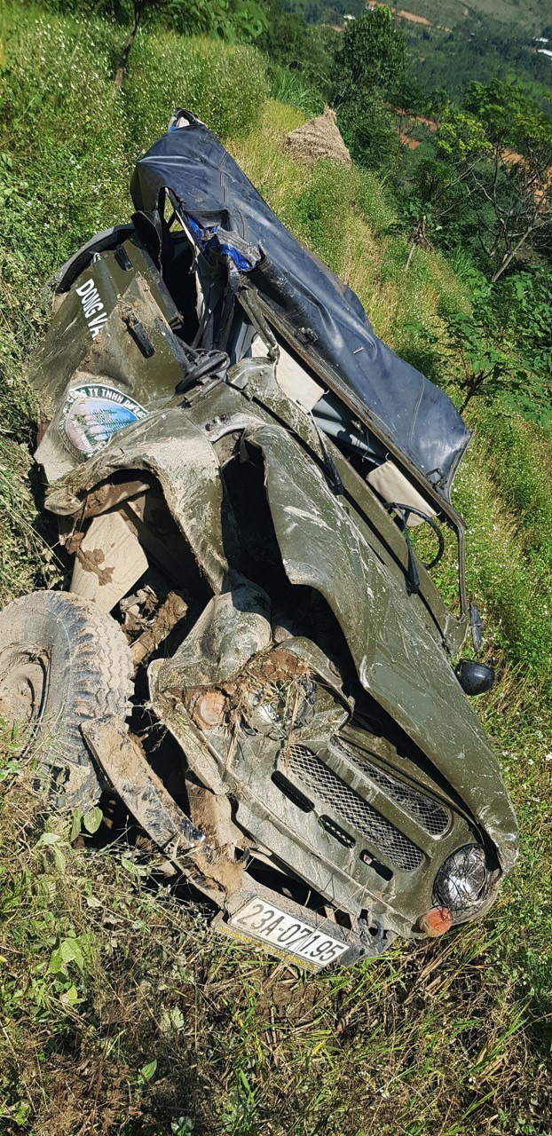 Vụ xe UAZ lao xuống vực ở Hà Giang: Bàn giao 3 thi thể nạn nhân cho gia đình - Ảnh 1.