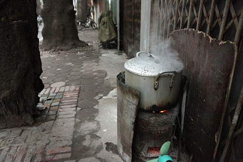Hơn 11.000 bếp than tổ ong vẫn đỏ lửa tại Hà Nội - Ảnh 2.