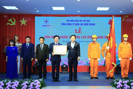 Tổng công ty Điện lực miền Trung vinh dự đón nhận Huân chương Lao động hạng Nhất - Ảnh 1.