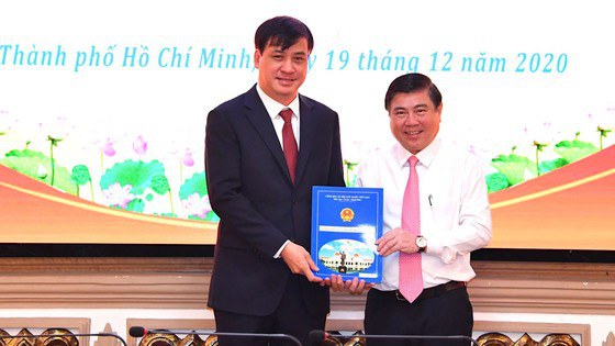 TP Hồ Chí Minh trao quyết định phê chuẩn bầu 2 Phó Chủ tịch UBND TP - Ảnh 1.