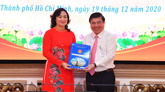 TP Hồ Chí Minh trao quyết định phê chuẩn bầu 2 Phó Chủ tịch UBND TP - Ảnh 2.
