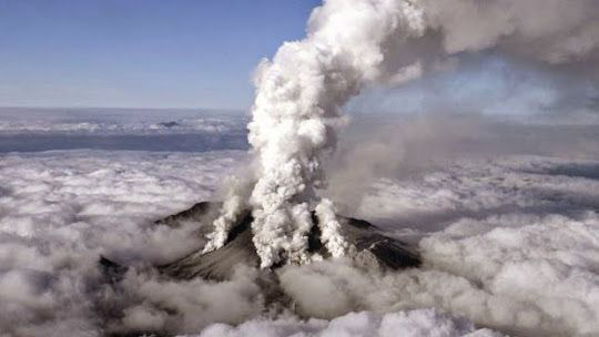 Núi lửa Otake trên đảo Suwanose phun trào, Nhật Bản nâng mức cảnh báo - Ảnh 1.