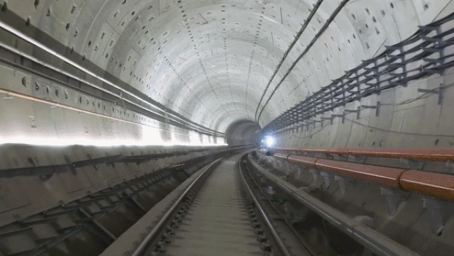 Choáng với hệ thống hầm tàu điện ngầm dưới biển dài nhất ở Trung Quốc - Ảnh 3.