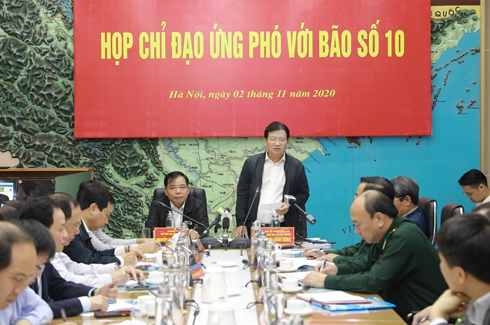 
Deputy Prime Minister Trinh Dinh Dung speaks during a meeting discussing response plans against the fast approaching Storm Goni, November 2, 2020. (Photo: NDO/Thao Le) 
