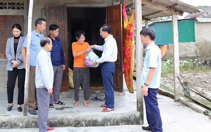 
Leaders of Thach Ha District in Ha Tinh Province visited and gave gifts to families affected by the recent floods in Thach Khe Commune. (Photo: NDO/Ngo Tuan)

 

They were also urged to review houses and infrastructure at high risk of being affected by flash floods and landslides and promptly detect unusual manifestations for timely response, with a focus on preventing people from staying in the areas identified with high risk of flash floods and landslides.
