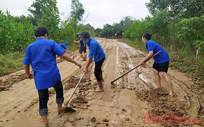
Quang Tri Province youths join hands in repairing inter-village and inter-commune roads affected by the recent flooding. (Photo: NDO/Ngoc Vy)
