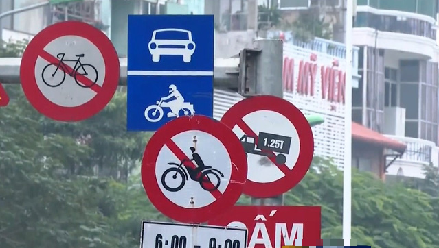 Cấm lên cầu vượt Láng - Lê Văn Lương, xe máy vẫn vô tư vi phạm - Ảnh 1.