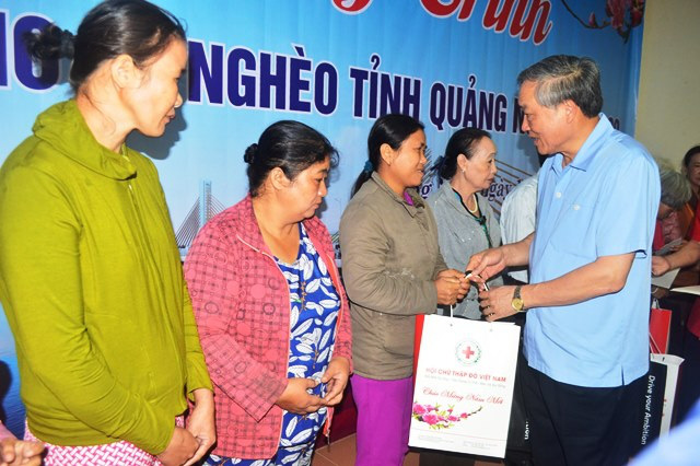 Chief Justice of the Supreme Peoples Court, Nguyen Hoa Binh, presents Tet gifts to Agent Orange/dioxin victims in Quang Ngai Province on January 13. (Photo: NDO/Hien Cu) 