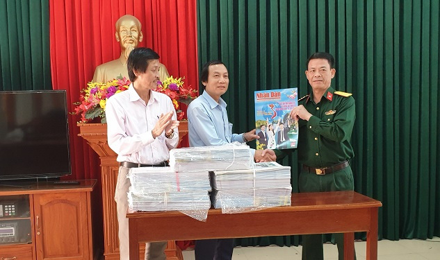 Granting Nhan Dan Newspaper’s special Tet publication 2020 to soldiers and locals in Binh Dinh Province on January 13. (Photo: NDO/Cat Hung) 