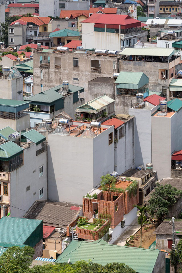 Ngôi nhà gạch trần 800 triệu ở Hà Nội gây sốt bởi vẻ đẹp độc, lạ - Ảnh 2.