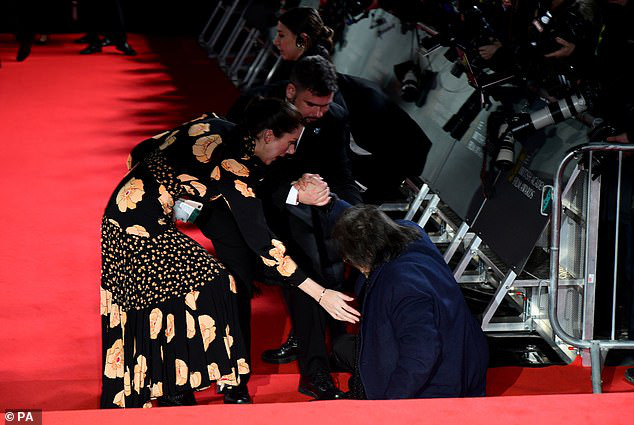BAFTAs 2020: Diễn viên Al Pacino ngã trên thảm đỏ - Ảnh 1.