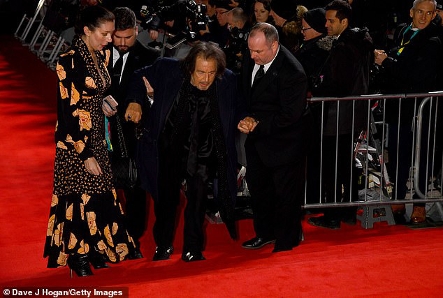 BAFTAs 2020: Diễn viên Al Pacino ngã trên thảm đỏ - Ảnh 2.