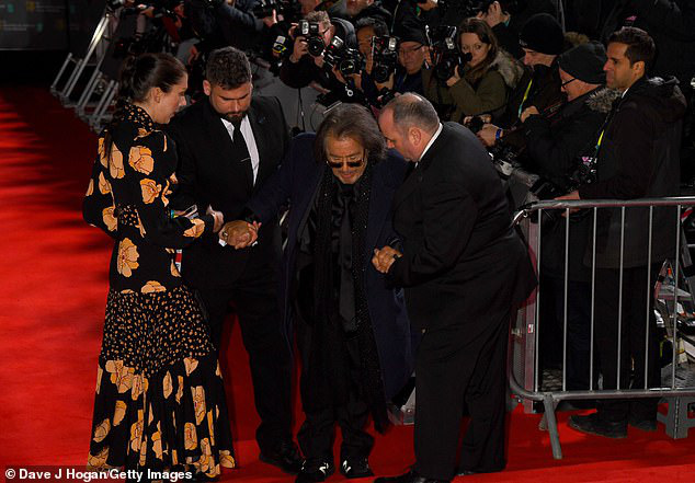 BAFTAs 2020: Diễn viên Al Pacino ngã trên thảm đỏ - Ảnh 3.