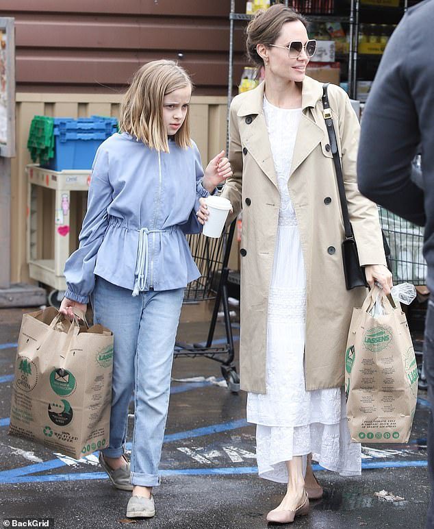 Angelina Jolie vui vẻ đi mua sắm với con gái út - Ảnh 4.