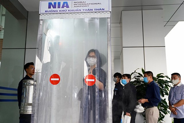
The mobile disinfection chamber set up at Noi Bai Airport. (Photo: NDO) 

 

On March 24, after just three days of installation, a group of young engineers from the Noi Bai Aviation Technical Service Centre at Noi Bai International Airport (NIA) manufactured and officially put into use a mobile disinfection chamber, which allows whole-body disinfection, serving COVID-19 prevention at the airport.
