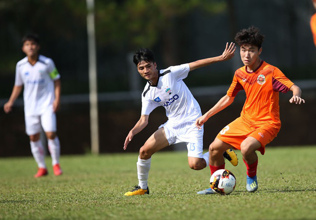 Reigning runners-up Hoang Anh Gia Lai 1 (in white) suffer a poor start with a 1-1 draw against the Peoples Public Security team. (Photo: Thanh Nien) 