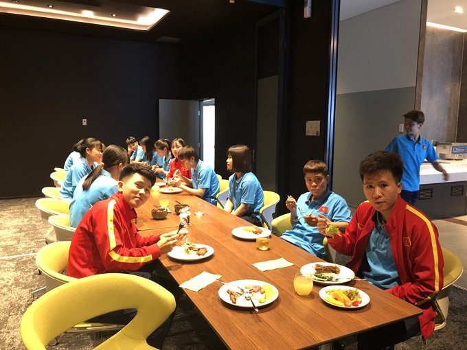 The Vietnamese players have lunch at Holiday Inn Hotel on their first day in Newcastle, Australia. 