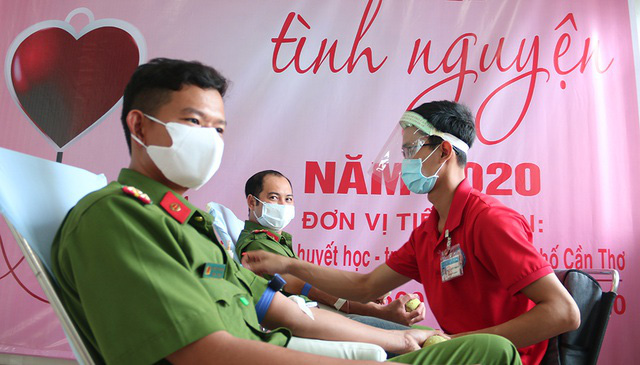 Kiên Giang: Trên 1.000 cán bộ, chiến sĩ tham gia hiến máu cứu người - Ảnh 4.