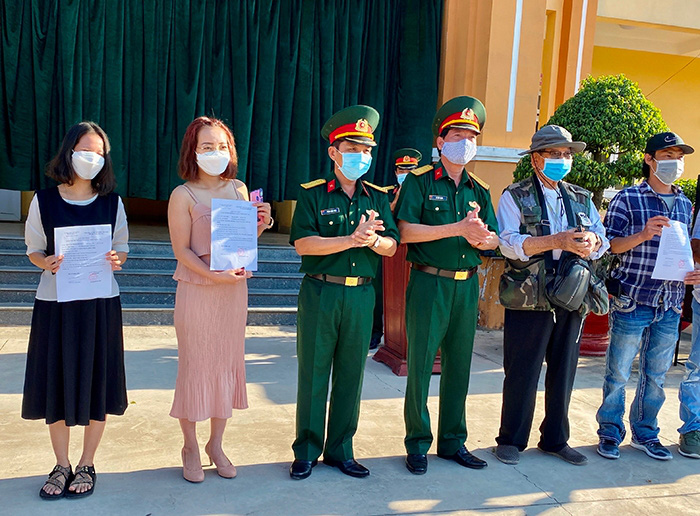 Certificates granted to citizens who finished their 14-day quarantine period in Binh Duong Province on April 5, 2020. (Photo: NDO/Trinh Binh)