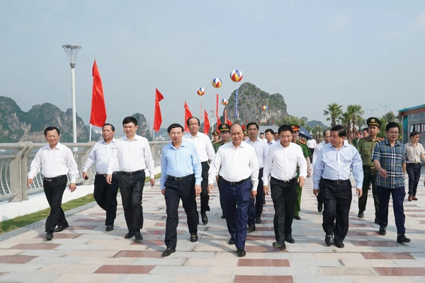 Thủ tướng mong muốn nghe các biện pháp cất cánh mới của Quảng Ninh - Ảnh 2.