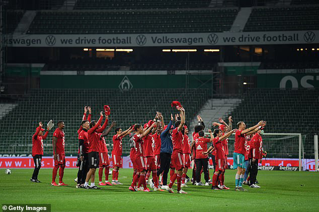 ẢNH: Bayern Munich ăn mừng chức vô địch Bundesliga lần thứ 8 liên tiếp - Ảnh 3.