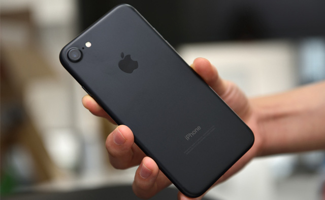 Nên mua iPhone 7 hay iPhone 8: Những nâng cấp có xứng với giá bán?