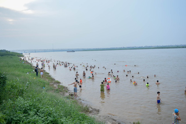 Bất chấp nguy hiểm, người dân Thủ đô chen nhau đi tắm ở sông Hồng - Ảnh 5.