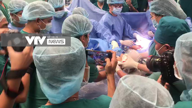 Không thể quên 12 giờ đại phẫu tách dính 2 bé gái song sinh phức tạp bậc nhất Việt Nam - Ảnh 8.