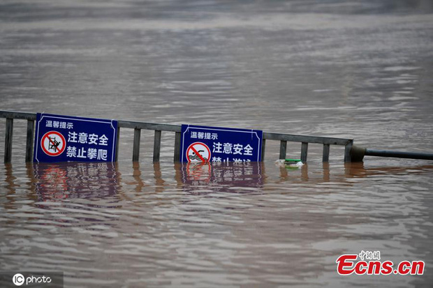 Chùm ảnh: Lũ lụt nghiêm trọng tại Trung Quốc, hơn 12 triệu người bị ảnh hưởng - Ảnh 5.