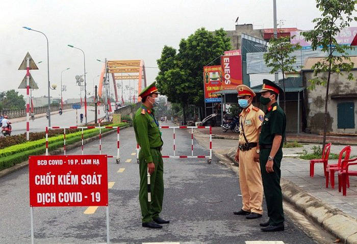 
Functional forces stand guard at a local quarantine post in Dinh Trang Residential Quarter, Lam Ha Ward, Phu Ly City. (Photo: NDO/Dao Phuong) 
