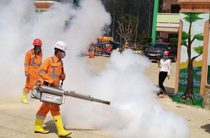 
Health workers spray disinfectants in Lac Duong District, Lam Dong Province. (Photo: NDO/Mai Van Bao) 
