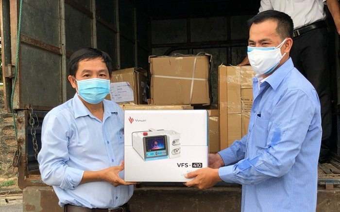 
A Quang Ngai representative receives a ventilator donated from Vingroup. (Photo: NDO/Hien Cu) 
