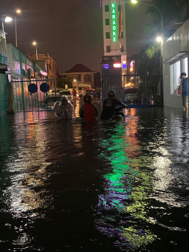 Đường phố TP.HCM ngập nặng, biến thành sông sau cơn mưa lớn tối 6/8 - Ảnh 3.