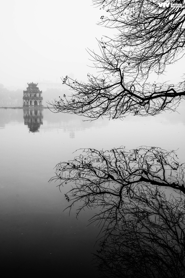 Chùm ảnh: Hồ Gươm mờ ảo trong một ngày mù sương - Ảnh 9.
