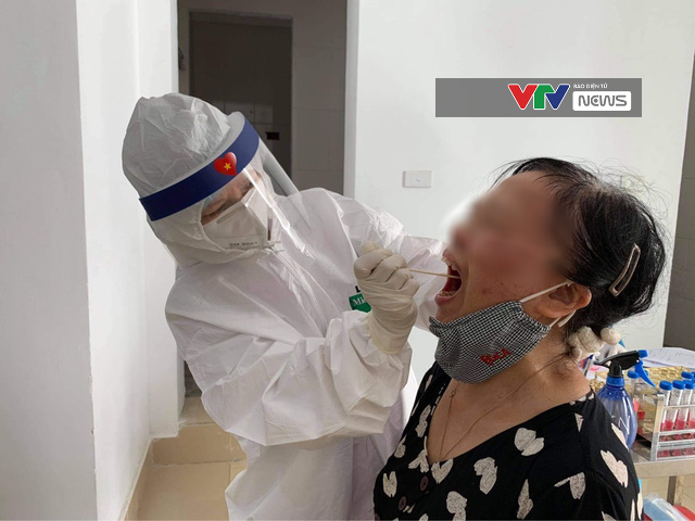 Bộ Y tế rút nhóm chuyên gia xét nghiệm COVID-19 từ Đà Nẵng về hỗ trợ Hà Nội - Ảnh 1.
