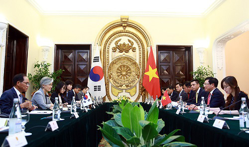 Bộ trưởng Ngoại giao Hàn Quốc là khách nước ngoài đầu tiên thăm chính thức Việt Nam kể từ dịch COVID-19 - Ảnh 1.