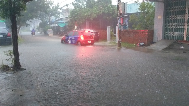 Đà Nẵng mưa xối xả, nhiều tuyến đường bị ngập - Ảnh 1.
