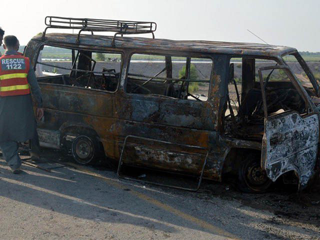 Cháy xe chở khách ở Pakistan, ít nhất 13 người thiệt mạng - Ảnh 1.