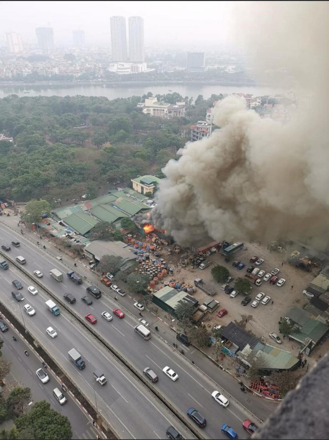 Cháy lớn tại kho hàng sát chợ Xanh Linh Đàm - Ảnh 1.