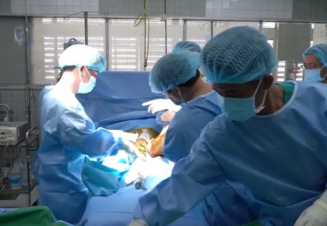 Lần đầu tiên tại Việt Nam: Sử dụng mảnh ghép in 3D hợp kim Titanium thay thế xương chày mất đoạn - Ảnh 2.