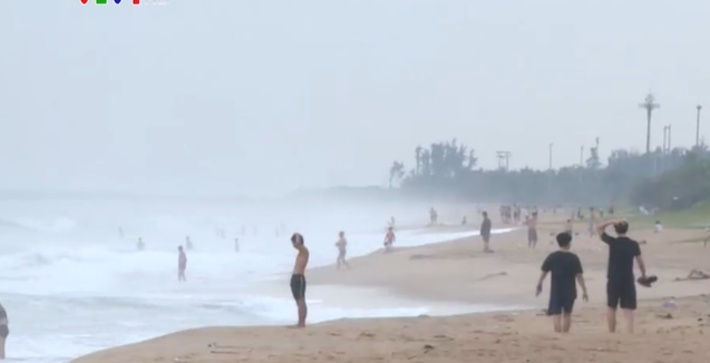 Người dân Phú Yên rủ nhau tắm biển sớm sau nhiều ngày giãn cách - Ảnh 1.