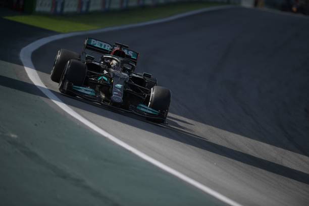 Lewis Hamilton giành chiến thắng ngoạn mục tại GP Brazil - Ảnh 1.