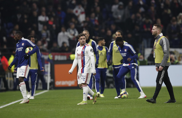 Trận Lyon gặp Marseille bị hủy chỉ sau 4 phút thi đấu - Ảnh 4.