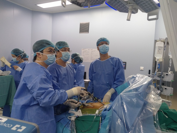 Lần đầu tiên tại Việt Nam: Phẫu thuật nội soi lấy mảnh ghép gan từ người hiến sống ghép gan thành công - Ảnh 1.