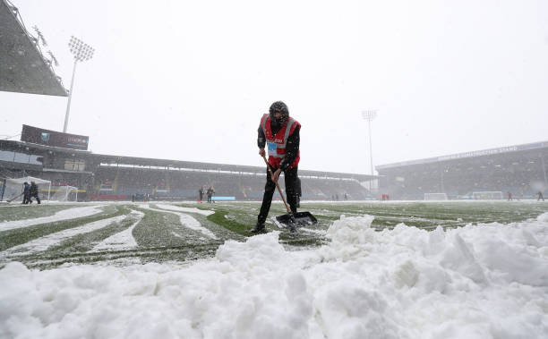 Trận Tottenham gặp Burnley bị hoãn do mưa tuyết - Ảnh 1.