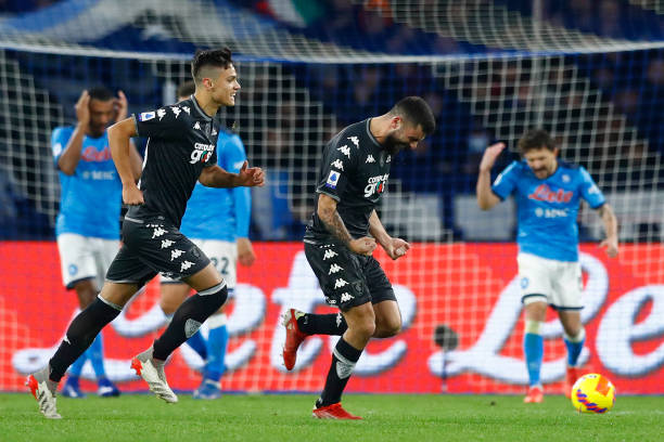 Vòng 17 Serie A | Napoli bất ngờ bại trận, Inter soán ngôi đầu - Ảnh 1.