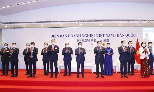 
The top legislators of the two countries witnessed the signing of cooperation agreements between Vietnamese localities with Korean businesses (Photo: VNA)
