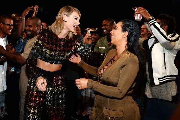 Kim Kardashian bất ngờ thú nhận thích nhạc của kẻ thù Taylor Swift - Ảnh 1.