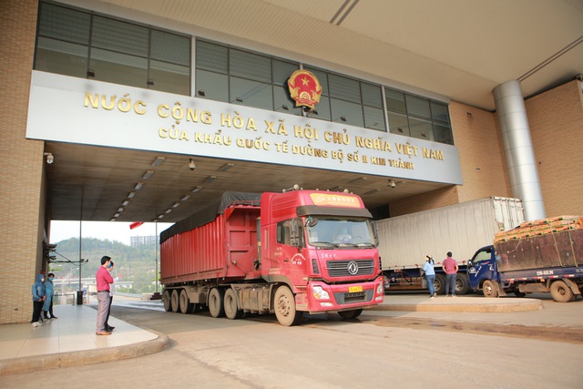 Xuất nhập khẩu qua cửa khẩu Lào Cai nhộn nhịp trở lại - Ảnh 1.